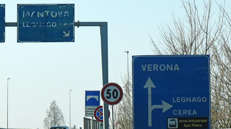 Il cartello di limite di velocità a 50 km/h sul viadotto di Legnago della Transpolesana (Diennefoto)