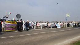 Proteste di agricoltori e cittadini al cantiere della Grezzanella (foto Pecora)