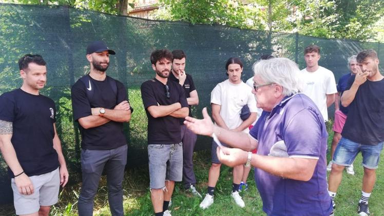 Coach al lavoro Sandro Cherobin insegna calcio durante l’ultimo raduno della sua Top 22Esperienza