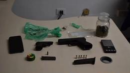 La droga e le armi sequestrate dai carabinieri di Caprino