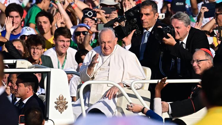 Folla di fedeli Papa Francesco durante un incontro pubblico lo scorso anno