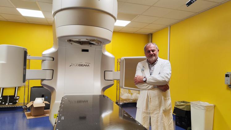 Il nuovo acceleratore lineare TrueBeam e il dottor Renzo Mazzarotto che dirige la Radioterapia di Borgo Trento