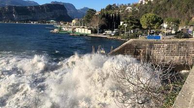 La massa d'acqua in uscita dallo scolmatore Adige-Garda, a Torbole