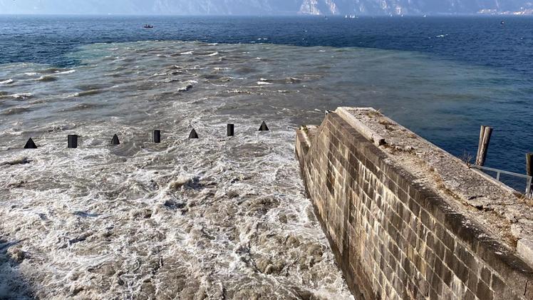 Le acque dell'Adige immesse nel Garda attraverso lo scolmatore