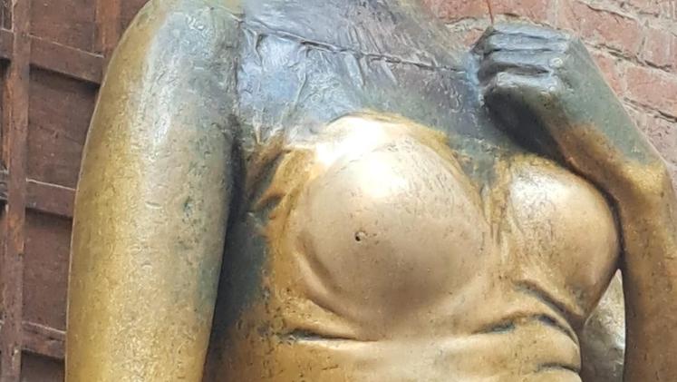 La statua di Giulietta con il foro sul seno (foto Marchiori)