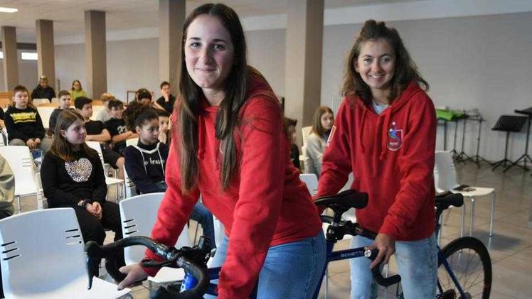 Ospiti a Lugagnano. Da sinistra Alice Gasparini e Marianna Agostini, atlete del paraciclismo  alla scuola media foto Pecora