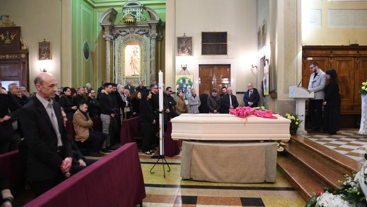 In mille al funerale di Carlo Tessari «Madame Sisì»