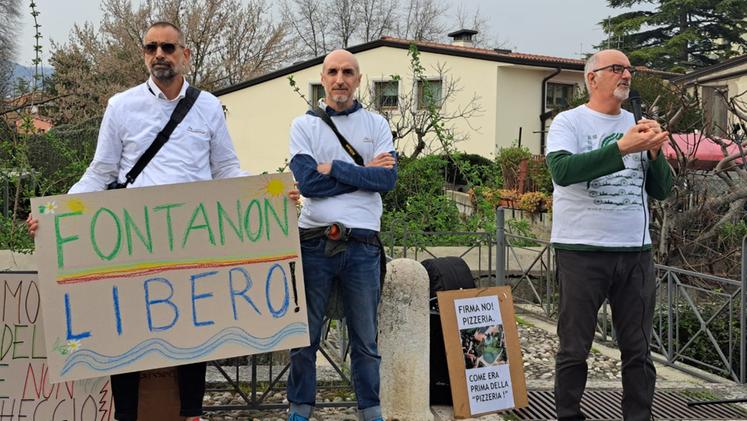 Carlo Beghini, consigliere comunale, e Marco Muratore, consigliere in ottava circoscrizione, alla protesta delle 13 associazioni ambientaliste al Fontanon di Montorio (Bazzanella)