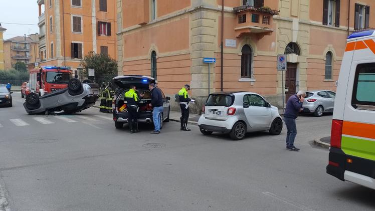 L'incidente in via Saffi, angolo con via Pellico (foto Polizia locale)
