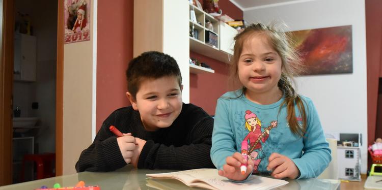 Sempre insieme. Pietro Zorzi aiuta la sorellina più piccola Maria a fare i compiti