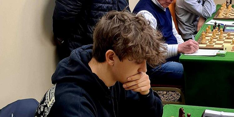 Luigi Vujicic concentrato alla scacchiera