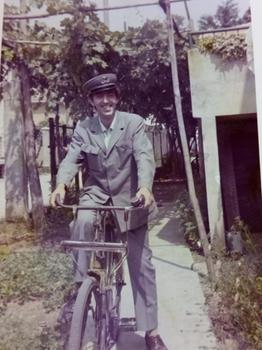 Giulio Zermiani quando consegnava la posta in divisa in bicicletta