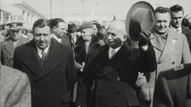 Il presidente Luigi Einaudi in visita a Verona nel 1949, saluta con il cappello