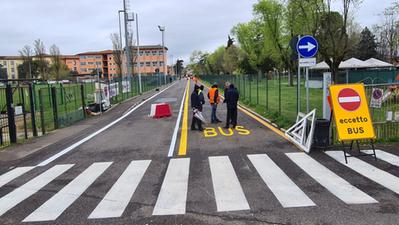 Sistemazione cartellonistica e segnaletica stradale in via Comacchio (foto Vaccari)