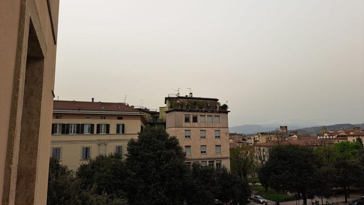 Il cielo giallognolo fotografato a Verona