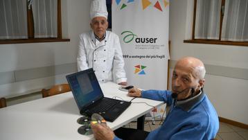 Luigi Basso, dj, e Graziano Giolo, chef, colonne del circolo Auser di Colognola (foto Pecora)