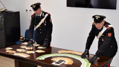 I carabinieri di Trento con il denaro sequestrato