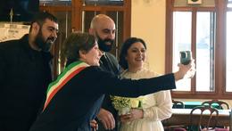 Gli sposi Ibrahim e Yamila con la consigliera comunale Barbara Sommaggio e un parente (Diennefoto)