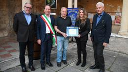 Luca Garzotti con il sindaco ed ai rappresentanti dei «Veronesi nel Mondo» (foto Pecora)