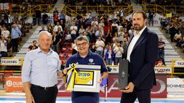 L'allenatore de3lla Tezenis Alessandro Ramagli premiato da Gianluigi Pedrollo e Alessandro Frosini per il record di panchine con la Tezenis (Ph Fotoexpress/Pennacchio)
