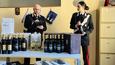 I carabinieri con le bottiglie rubate, sequestrate nelle abitazioni degli indagati