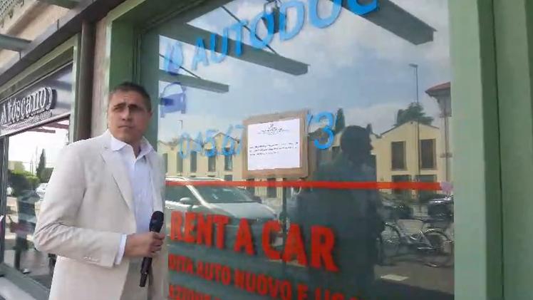 Moreno Morello di Striscia davanti alla rivendita di auto di Peschiera sotto sequestro
