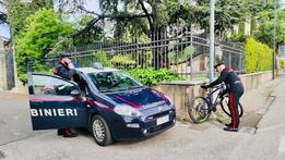 I carabinieri di San Bonifacio con la bicicletta che stava per essere rubata