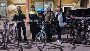 La restituzione della bici elettrica rubata in via Roma (foto Polizia Locale)