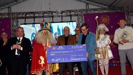 Giovanni Rana al Villaggio delle Tradizioni con l'assegno di quasi diecimila euro all’Abeo (foto Zeno Focus)