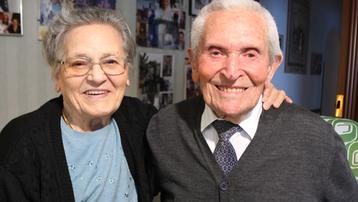 Filomena e Rocco nella loro casa di Bussolengo. Sono insieme da 69 anni (foto Pecora)