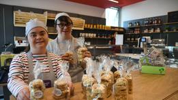 Alice Baldo e Giorgia Cappelletti con le confezioni di biscotti di Monscleda onlus (foto Pecora)