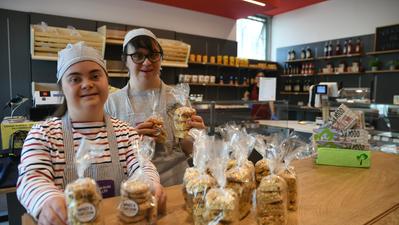 Alice Baldo e Giorgia Cappelletti con le confezioni di biscotti di Monscleda onlus (foto Pecora)