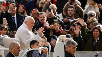 Papa Francesco tra i fedeli. Il 18 maggio il pontefice sarà a Verona