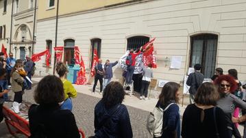 Protesta davanti alla biblioteca di San Martino Buon Albergo