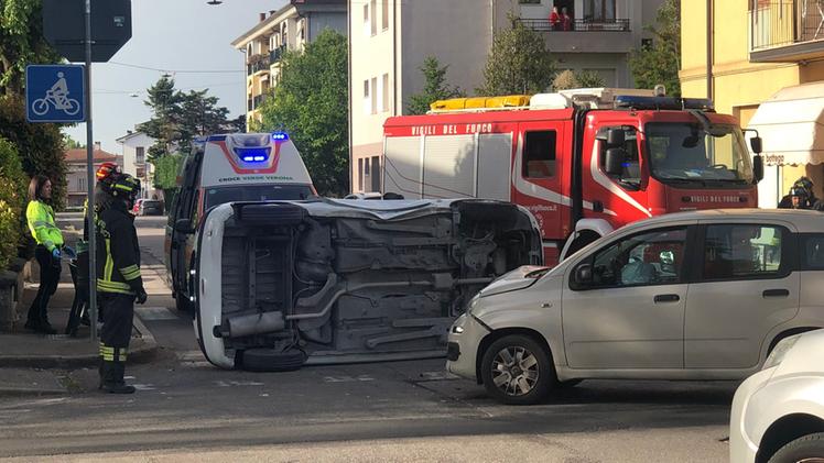 Lo scontro in Borgo Milano con l'auto ribaltata
