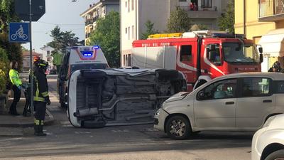 Lo scontro in Borgo Milano con l'auto ribaltata