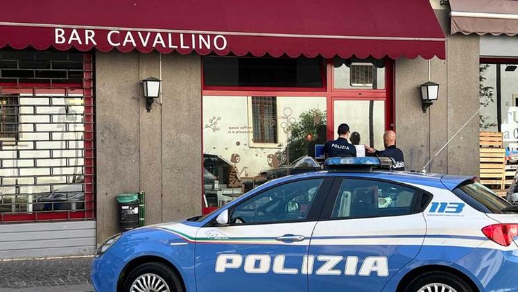 La Polizia davanti al bar Cavallino di via Adigetto, che resterà chiuso per 15 giorni