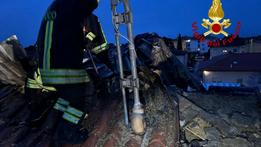 Vigili del fuoco al lavoro sul tetto di una villetta a schiera a Villafranca