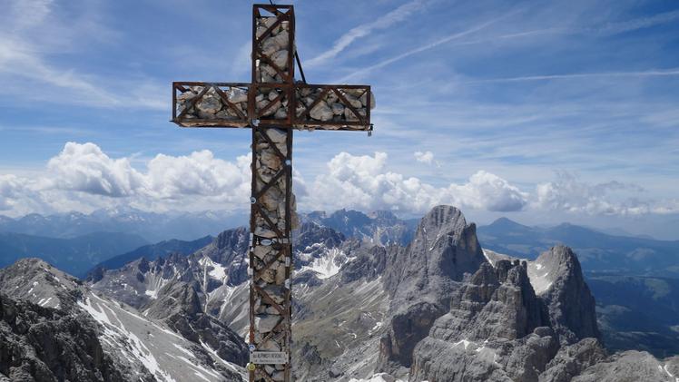 La croce di vetta sul Catinaccio d’Antermoia, uno dei Tremila delle Dolomiti