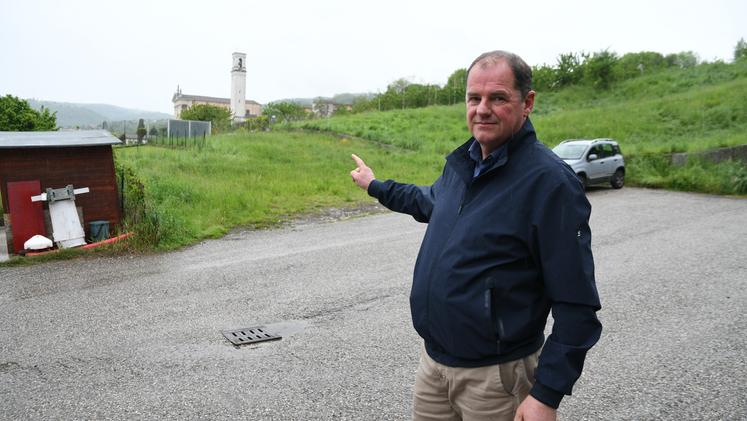 Il sindaco Stefano Presa mostra l'area per il container per l'ambulatorio medico (foto Pecora)