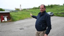 Il sindaco Stefano Presa mostra l'area per il container per l'ambulatorio medico (foto Pecora)