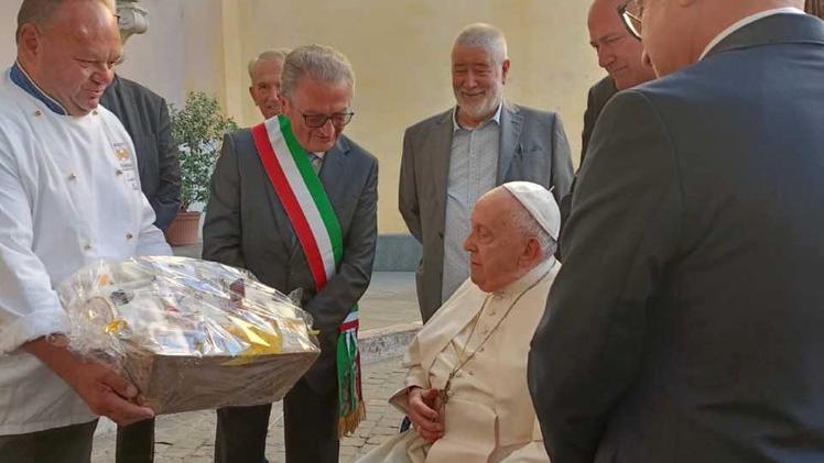 Delegazione di Isola della Scala consegna il riso Vialone Nano a papa Francesco  (foto d'archivio)