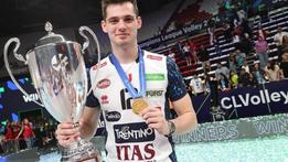 Giulio Magalini con la coppa di campione europeo con l'Itas Trento (foto Instagram)