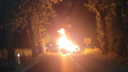 L'auto in fiamme dopo l'incidente a Bosco di Sona