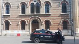 I carabinieri in piazza Sacco e Vanzetti, davanti all'Arsenale