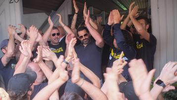 Sergio Pellissier festeggia con i tifosi dopo l'acquisto del marchio