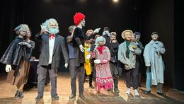 Le marionette viventi al Teatro Laboratorio (foto Pezzani)