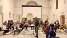 Il maestro Giovanni Geraci con l'orchestra da camera L'Appassionata durante le prove nella chiesa di Tregnago