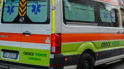 Il paziente, stabilizzato, è stato trasportato in ambulanza all'ospedale di Borgo Trento