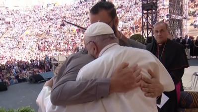 L'abbraccio del Papa ai due imprenditori palestinese e israeliano